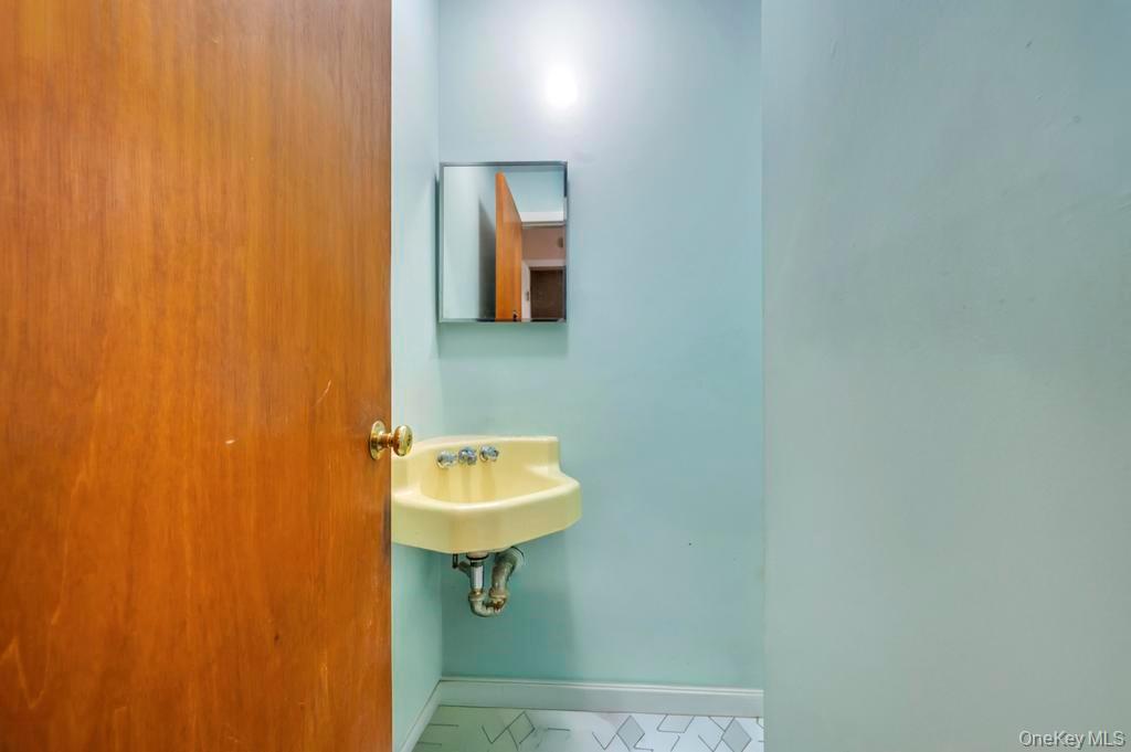 441 Roslyn Road East Williston, NY 11596