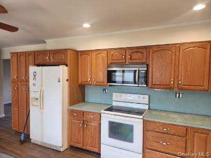 24 Poplar Place Bay Shore Bay Shore, NY 11706