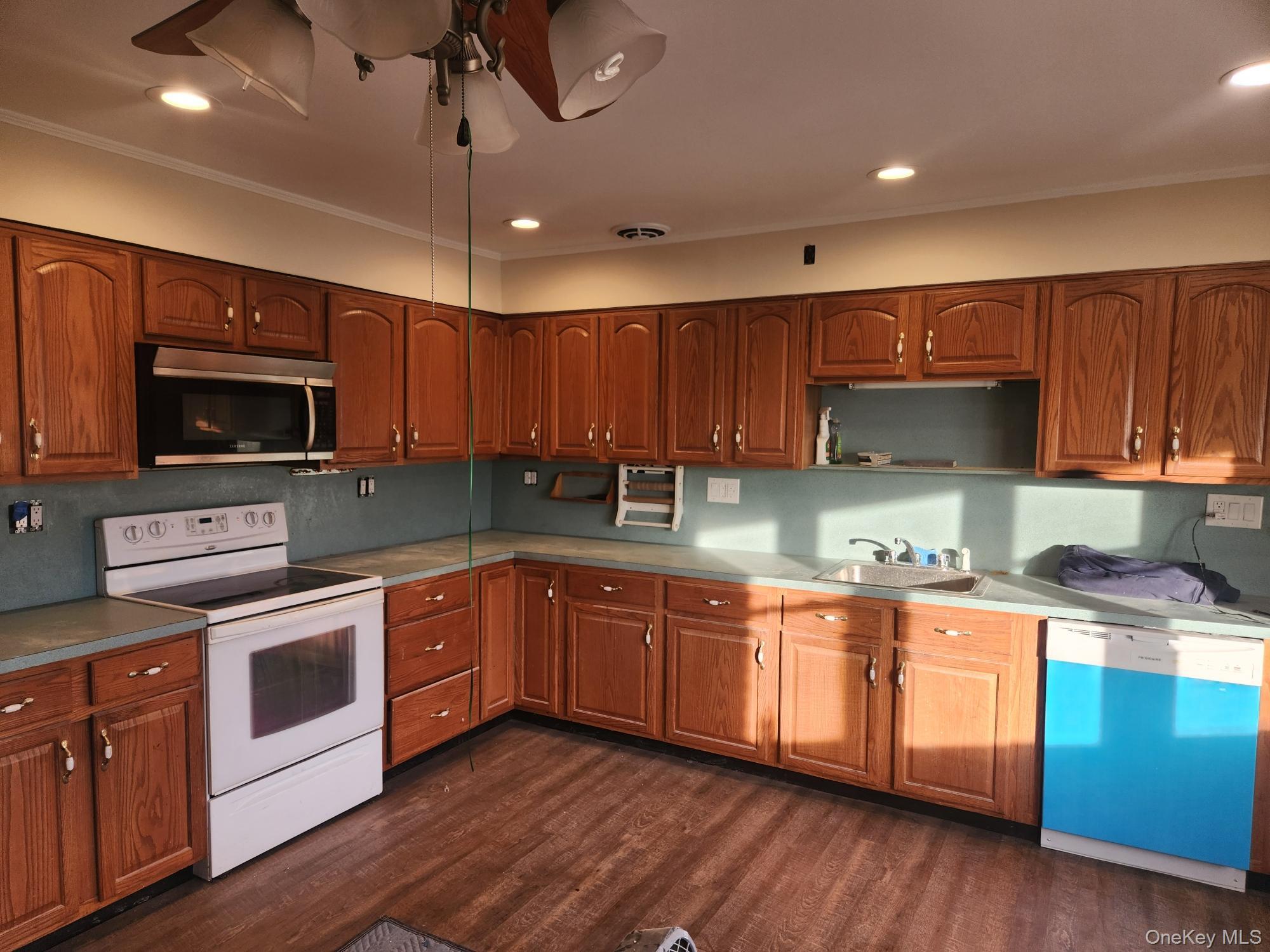 24 Poplar Place Bay Shore Bay Shore, NY 11706