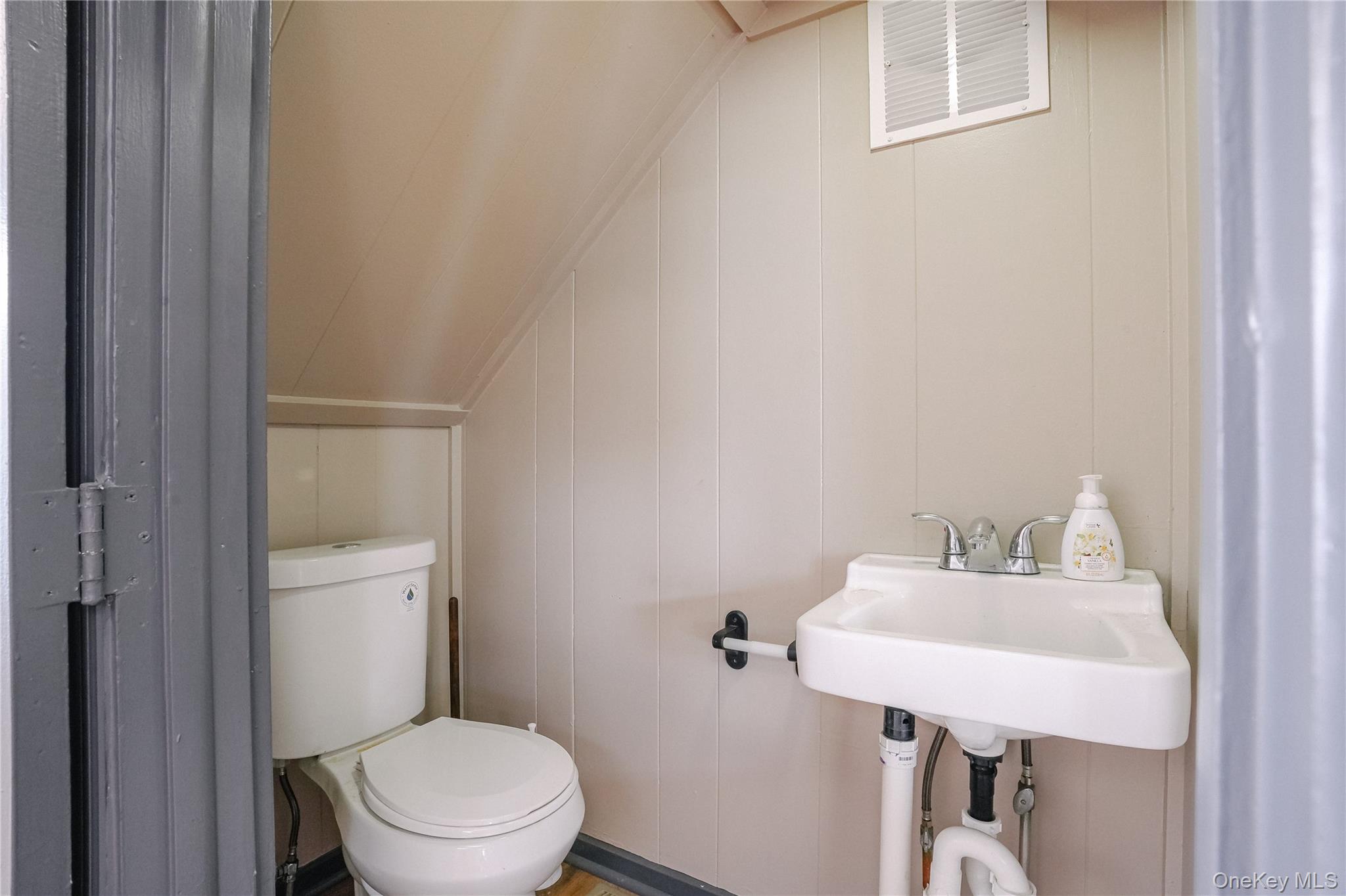 334 Broadway Out of NYC Kingston, NY 12401