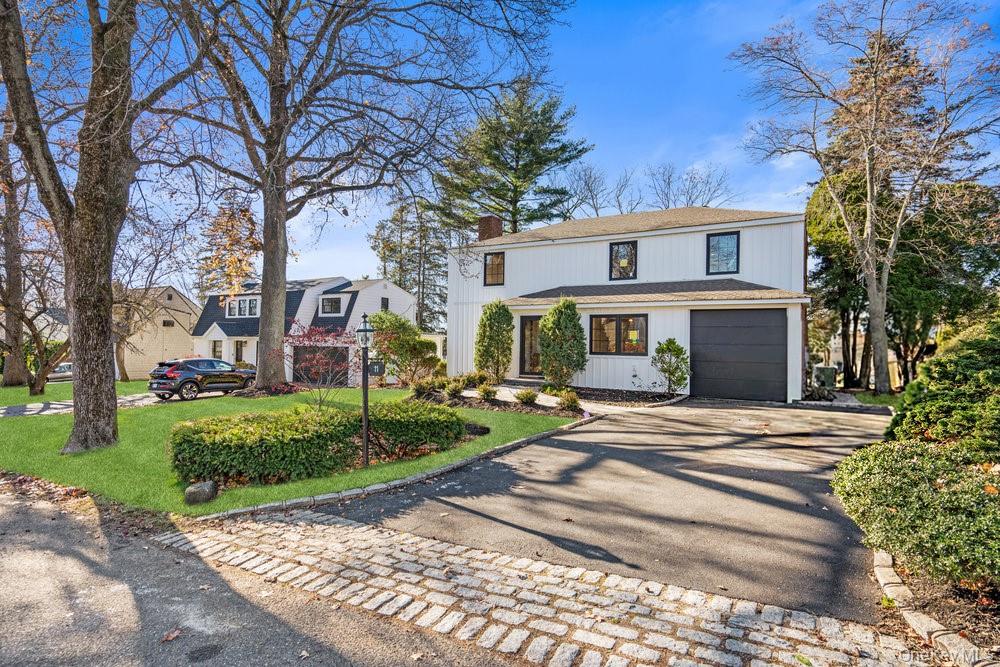 11 Entrance Road East Hills East Hills, NY 11577