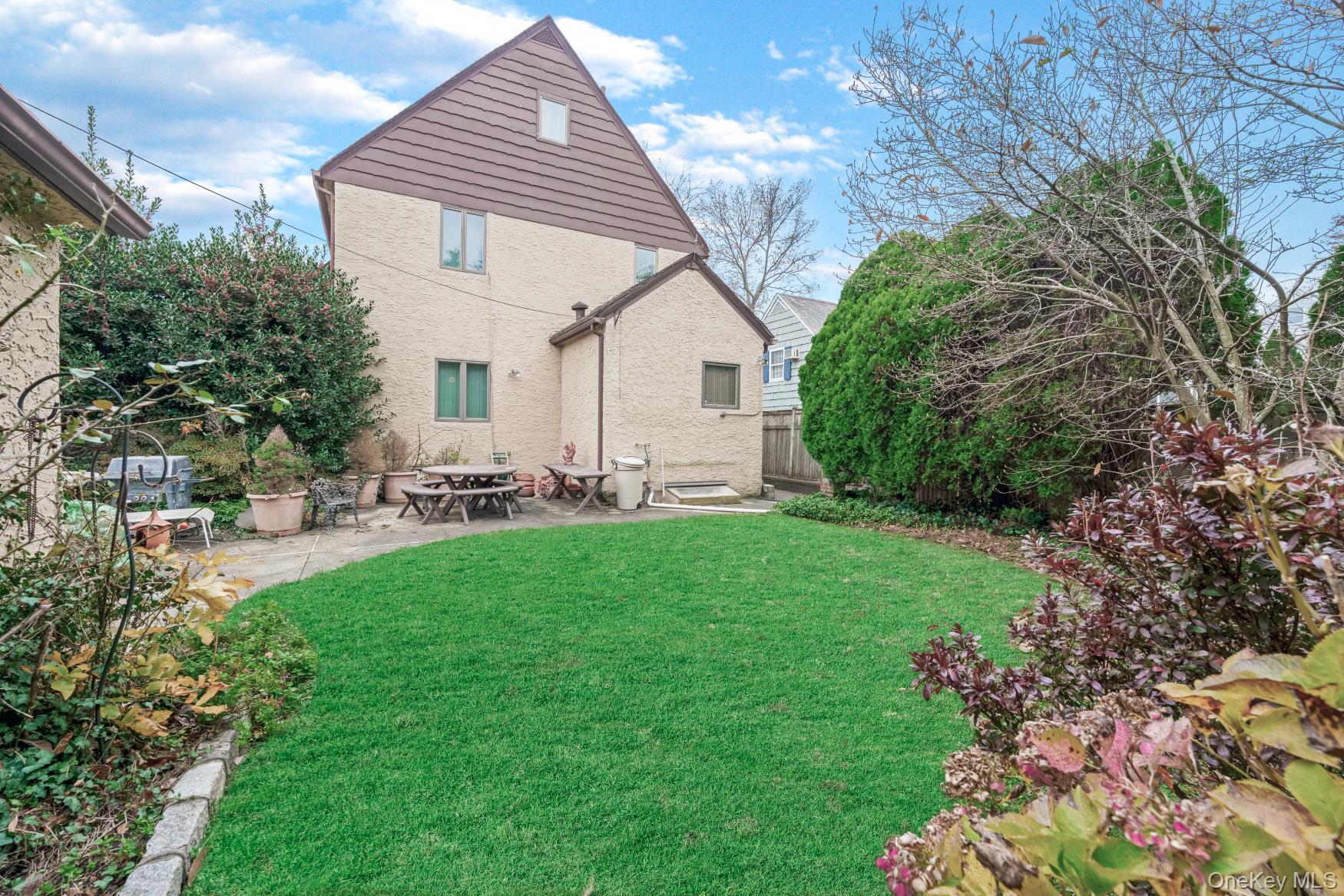 331 Richmond Road Douglaston Douglaston, NY 11363