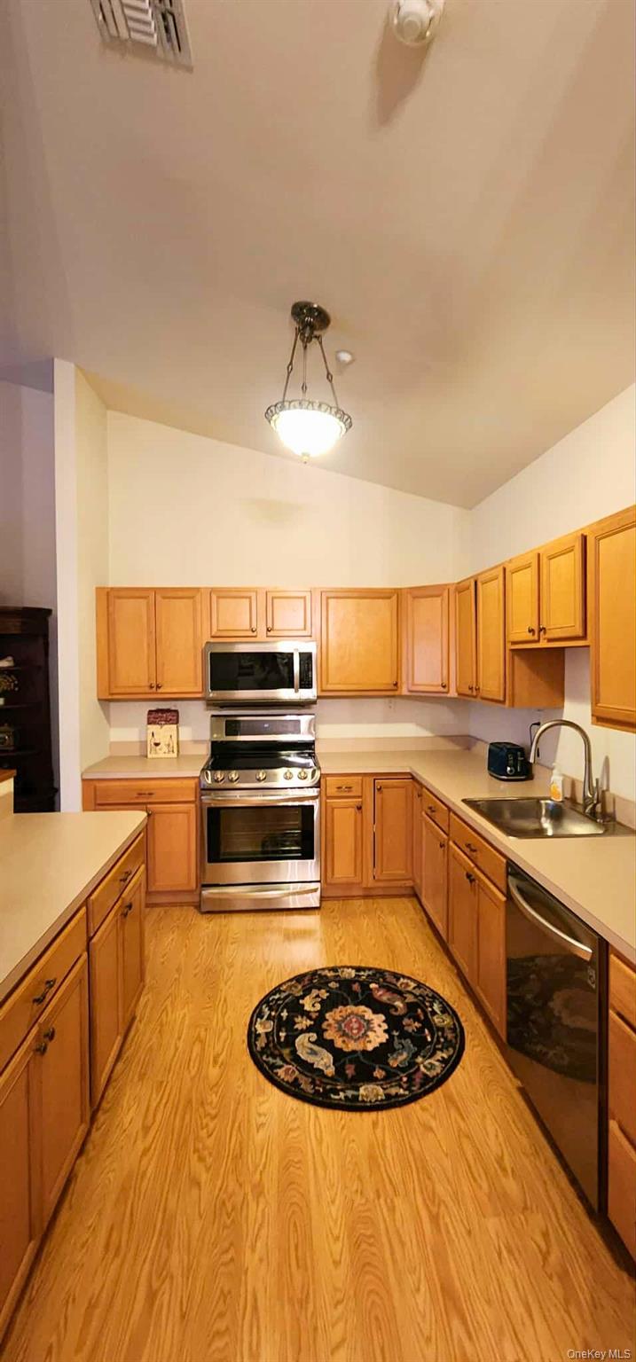 512 Narragansett Villas Drive Lindenhurst Lindenhurst, NY 11757