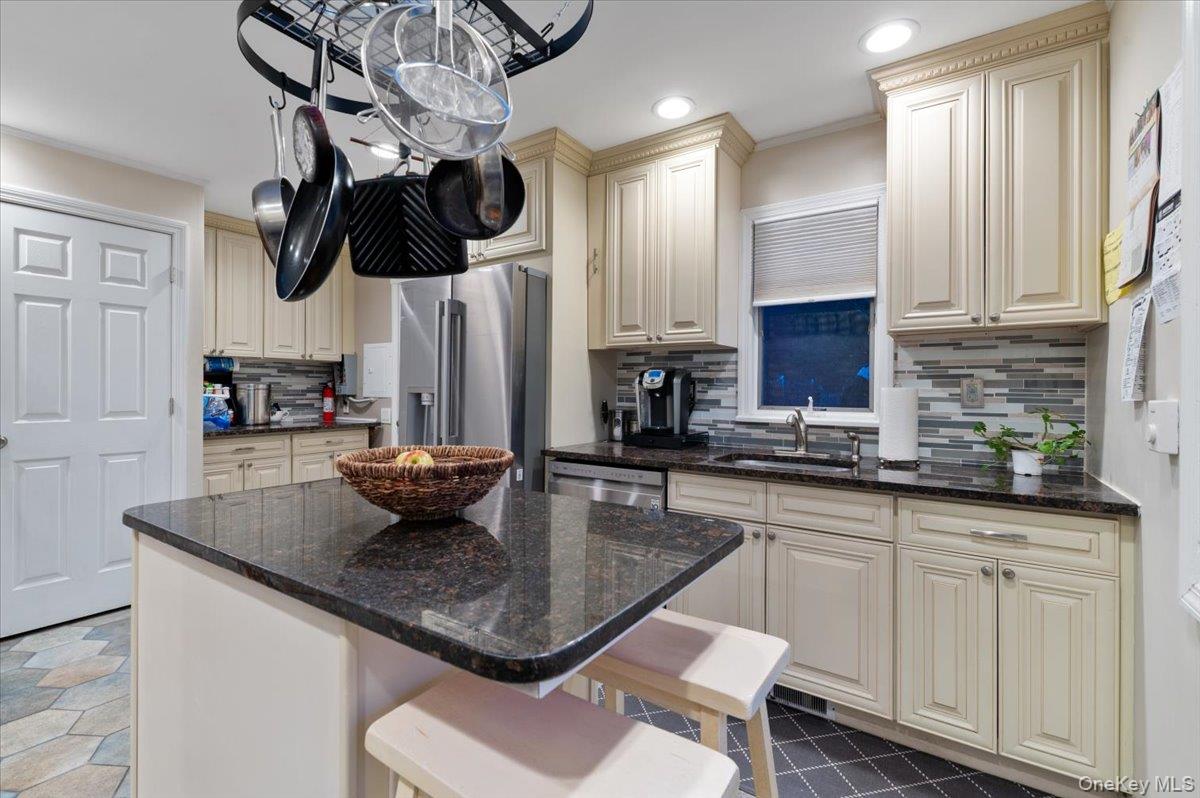 670 Mason Street Westbury Westbury, NY 11590