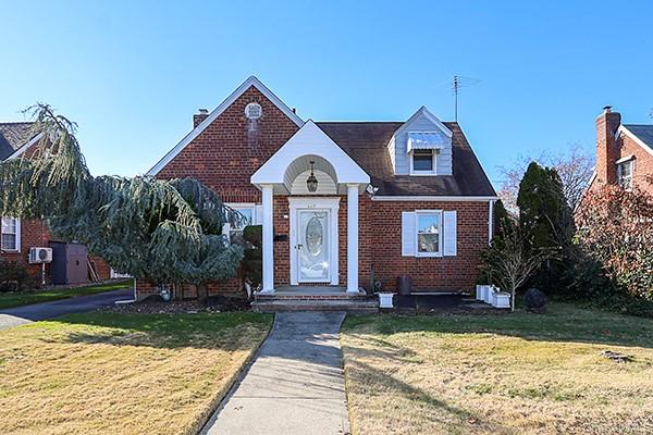 665 FOCH Boulevard Williston Park Williston Park, NY 11596