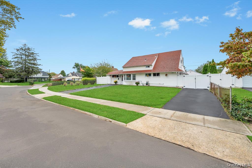 46 Hardy Lane Westbury Westbury, NY 11590