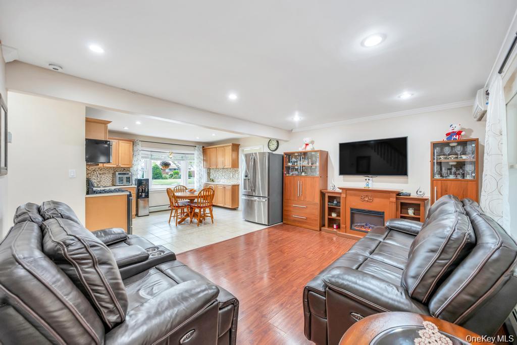 46 Hardy Lane Westbury Westbury, NY 11590