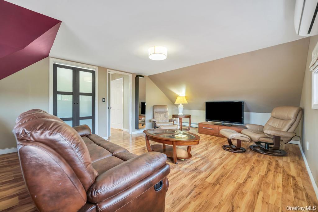 46 Hardy Lane Westbury Westbury, NY 11590