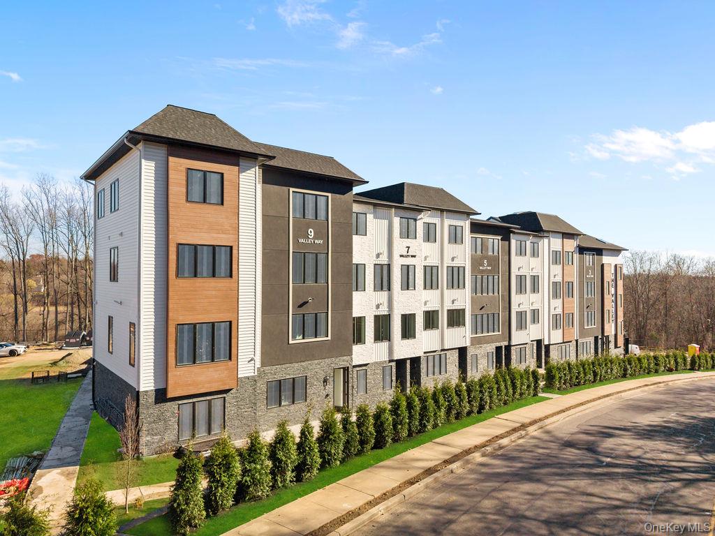 5 Valley Way 320 Out of NYC Spring Valley, NY 10977