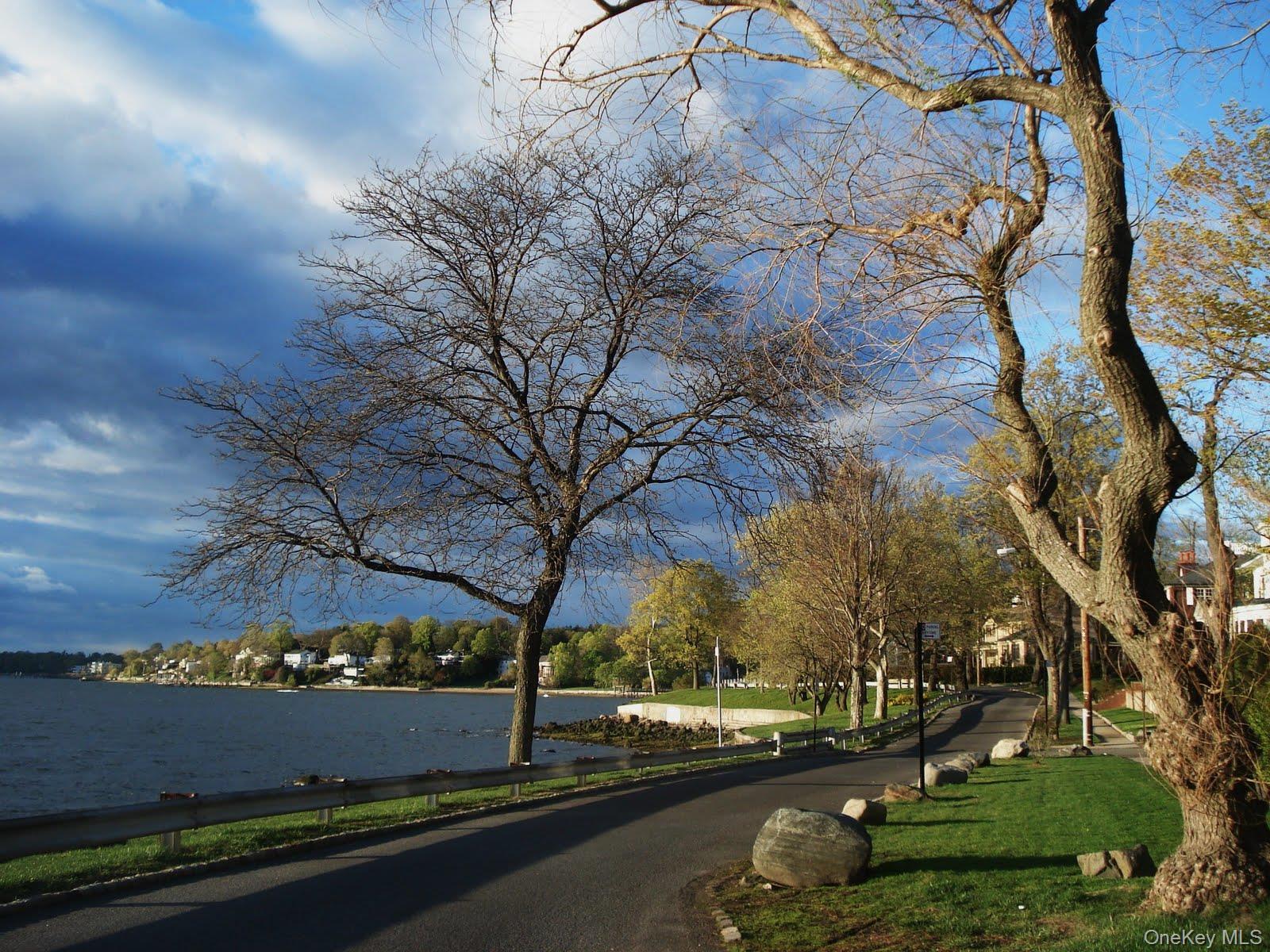 29 Center Drive Douglaston Douglaston, NY 11363