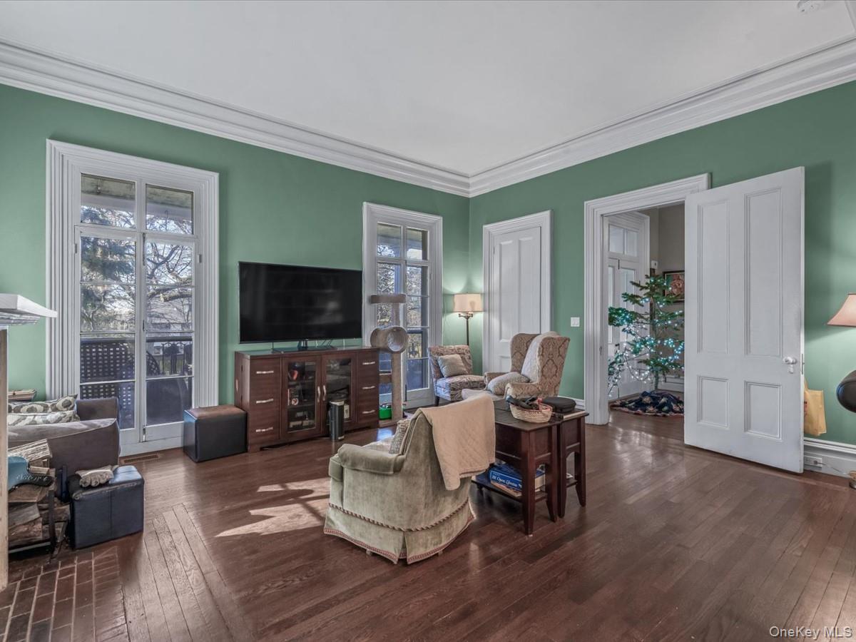 29 Center Drive Douglaston Douglaston, NY 11363