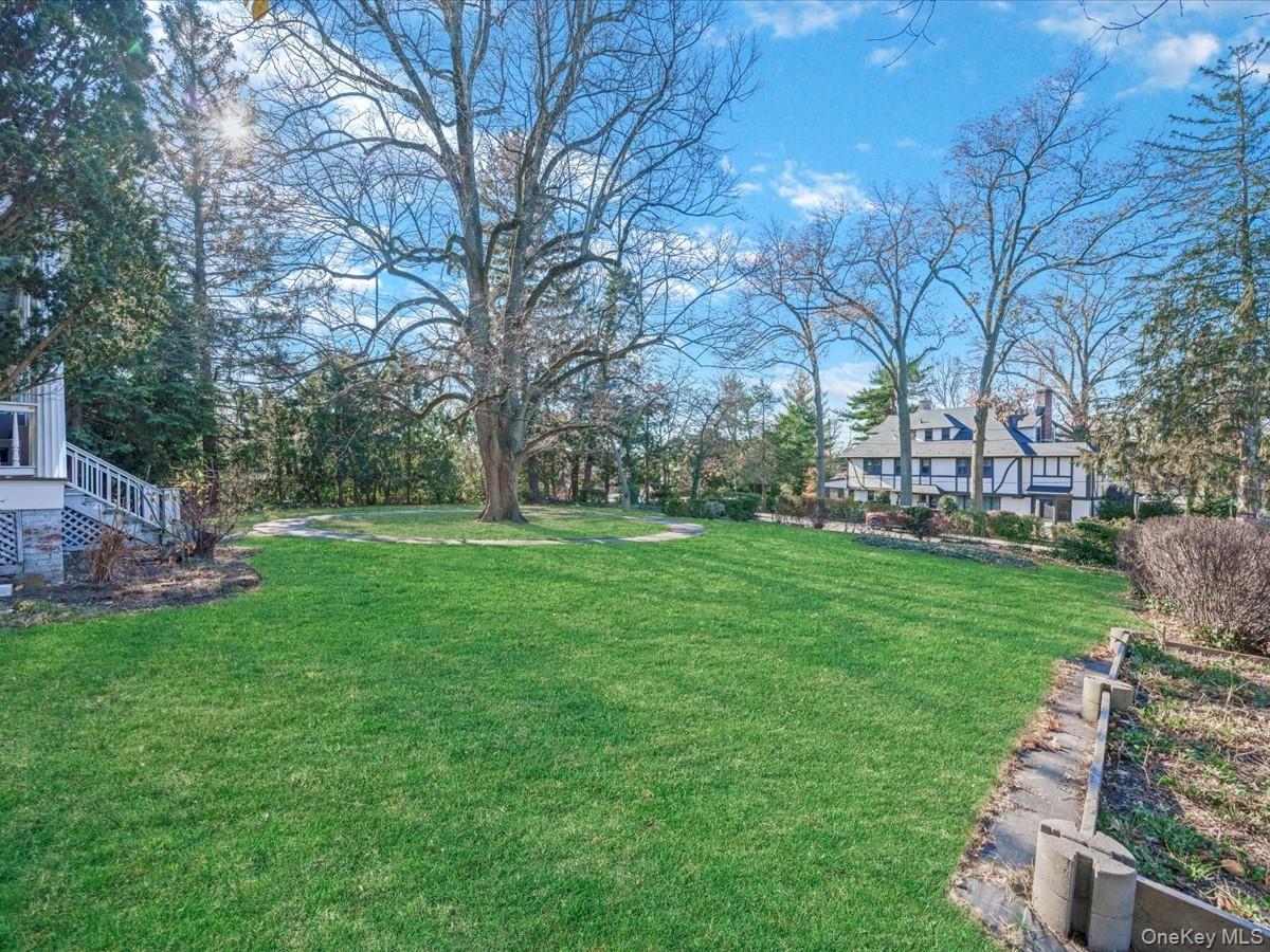 29 Center Drive Douglaston Douglaston, NY 11363