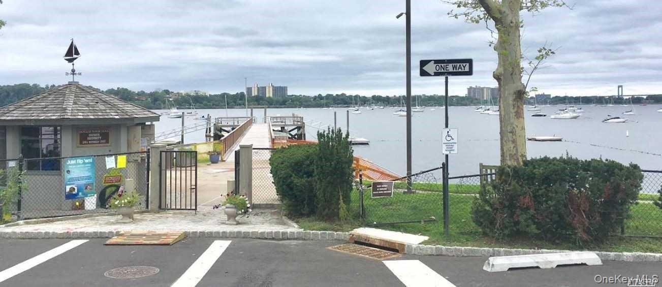 29 Center Drive Douglaston Douglaston, NY 11363