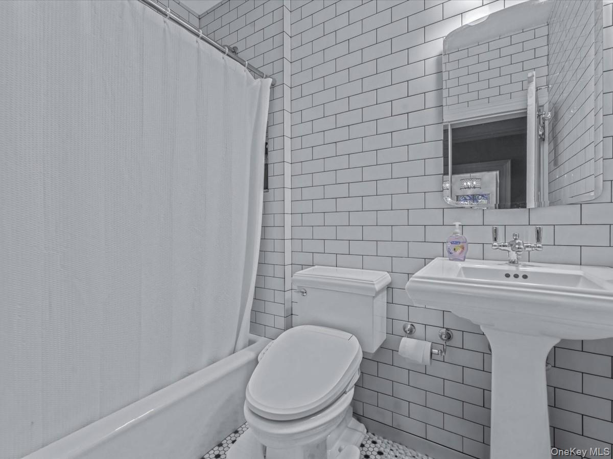 29 Center Drive Douglaston Douglaston, NY 11363