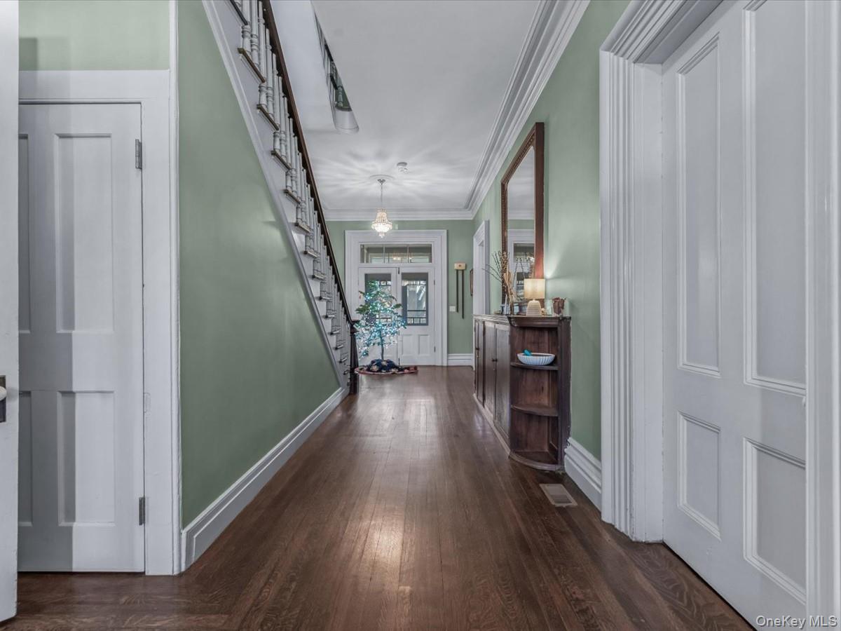 29 Center Drive Douglaston Douglaston, NY 11363