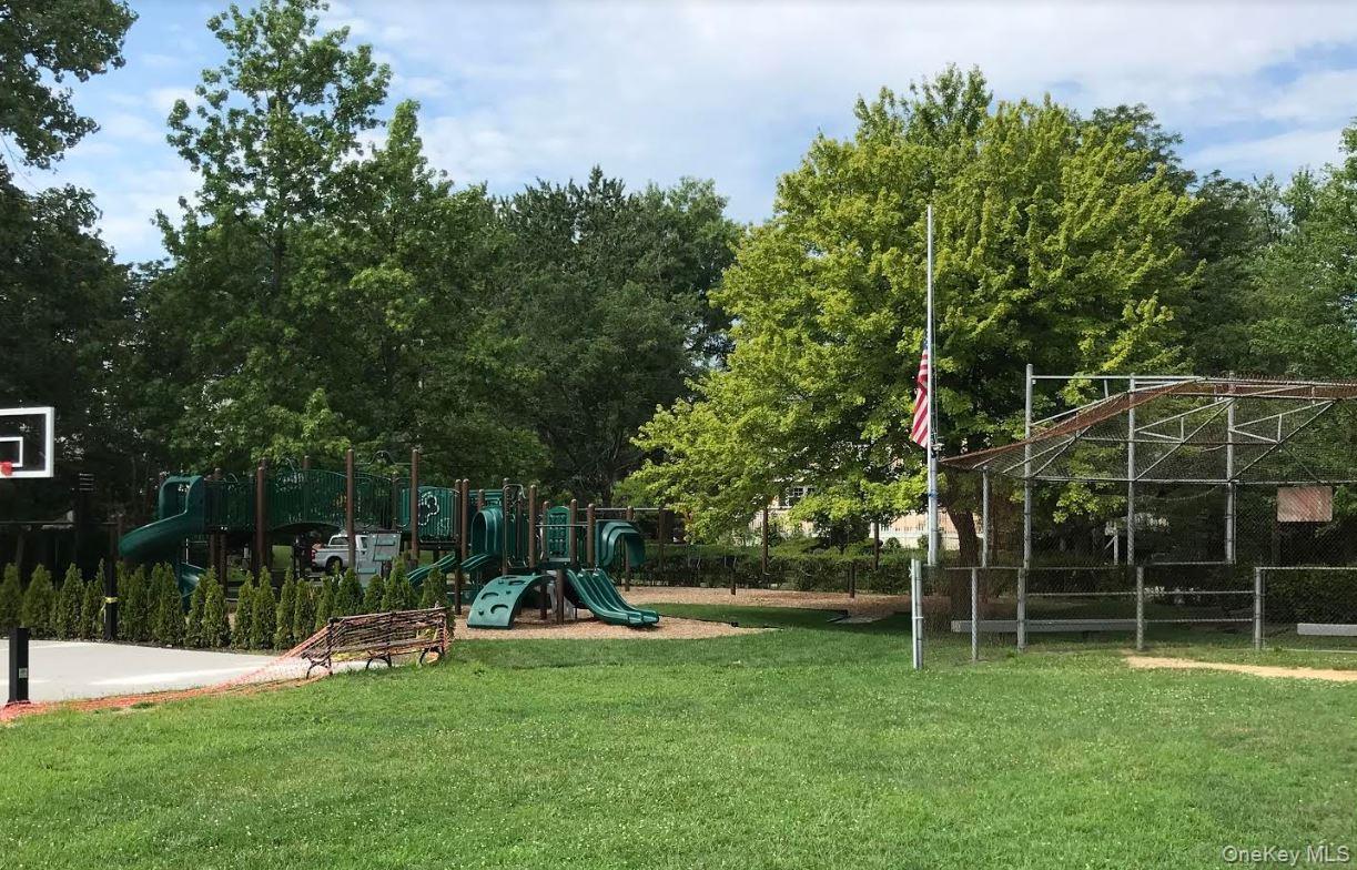 29 Center Drive Douglaston Douglaston, NY 11363