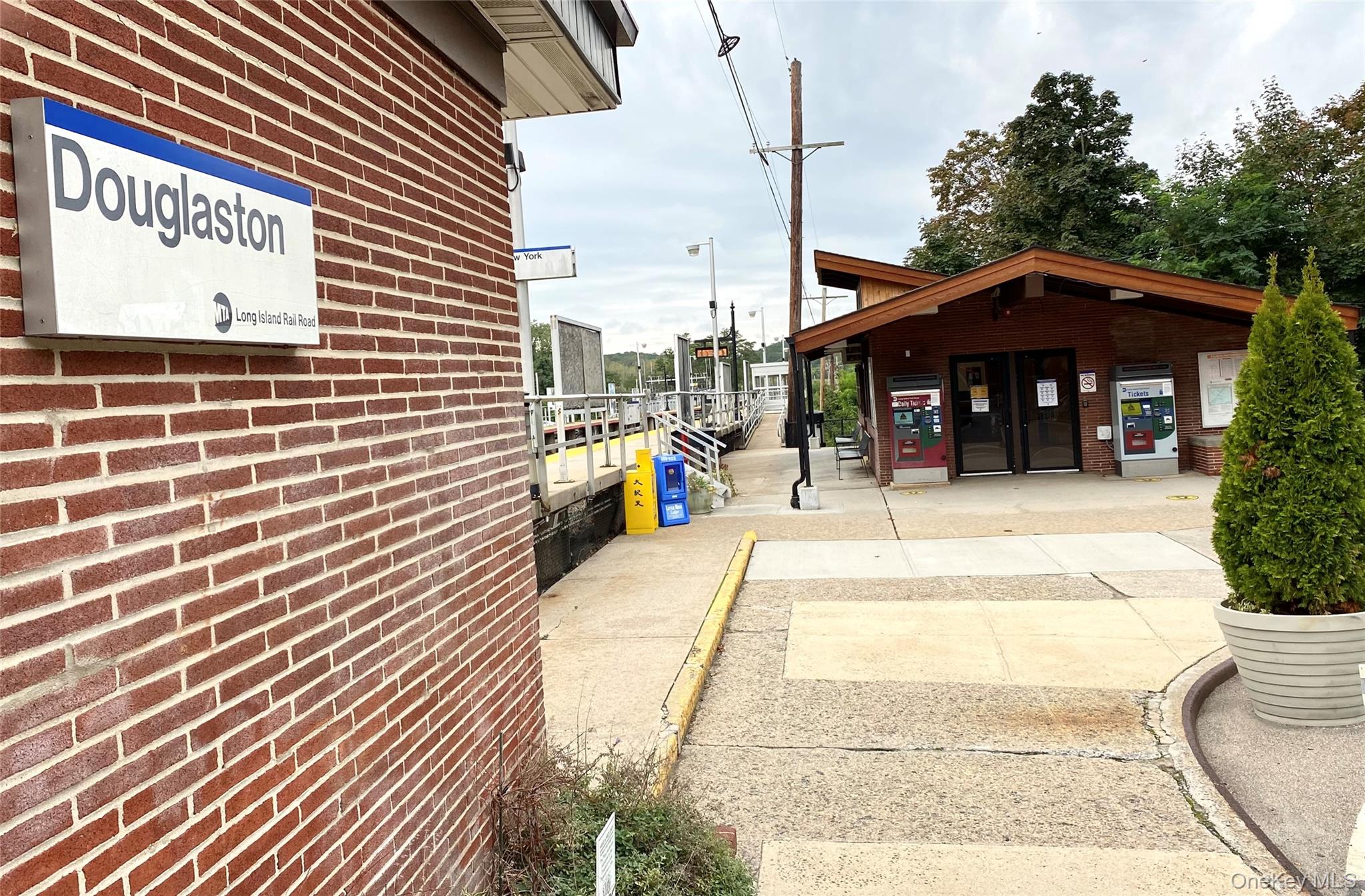 29 Center Drive Douglaston Douglaston, NY 11363