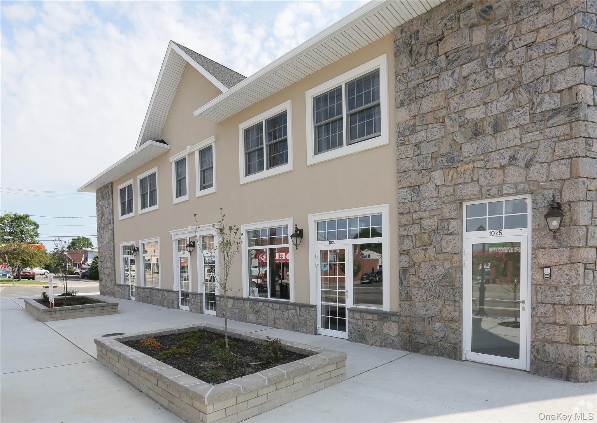 1025-1033 Little East Neck Rd Road West Babylon, NY 11704