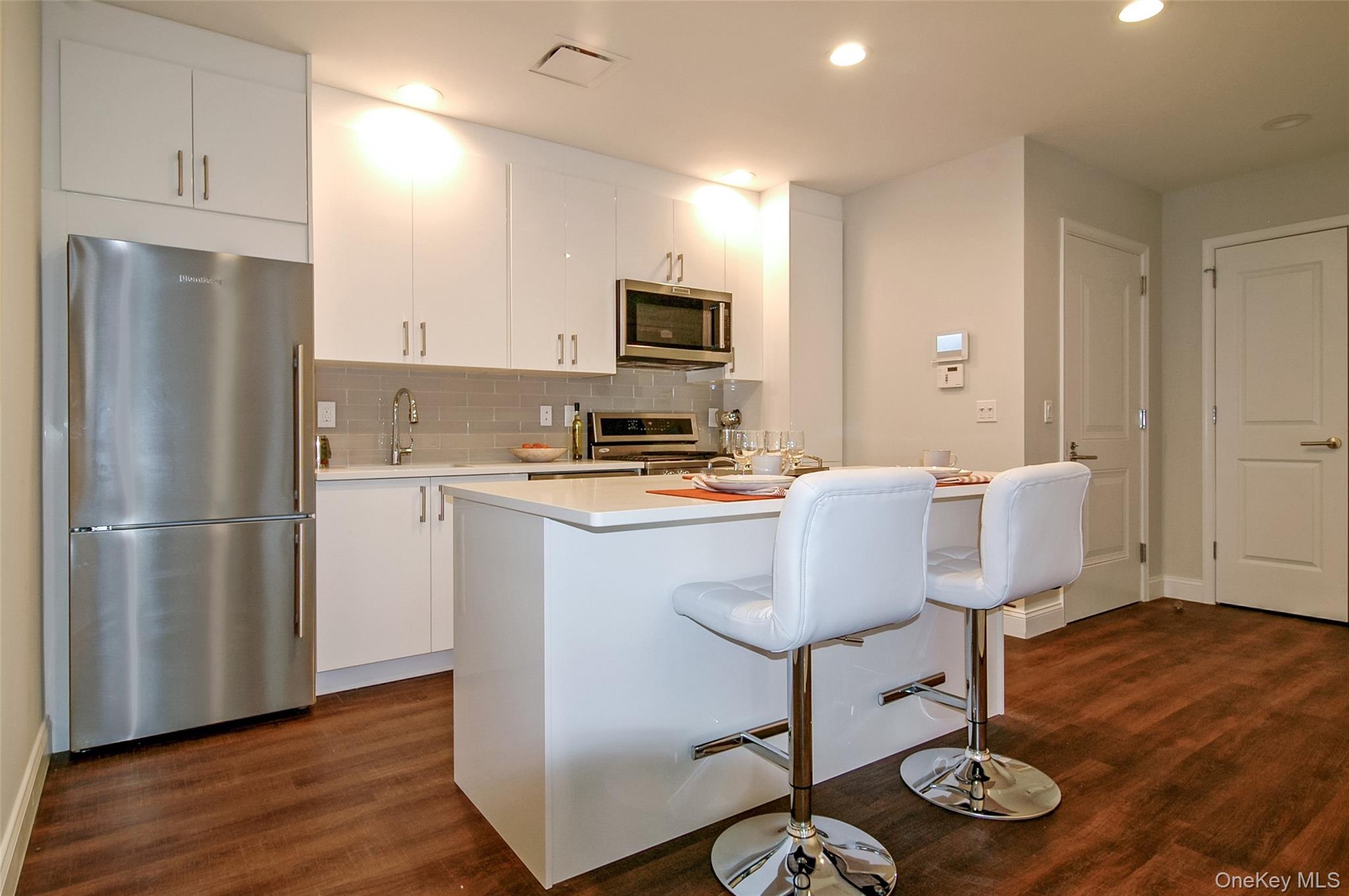 21 Lumber Road 3-B Roslyn Roslyn, NY 11576