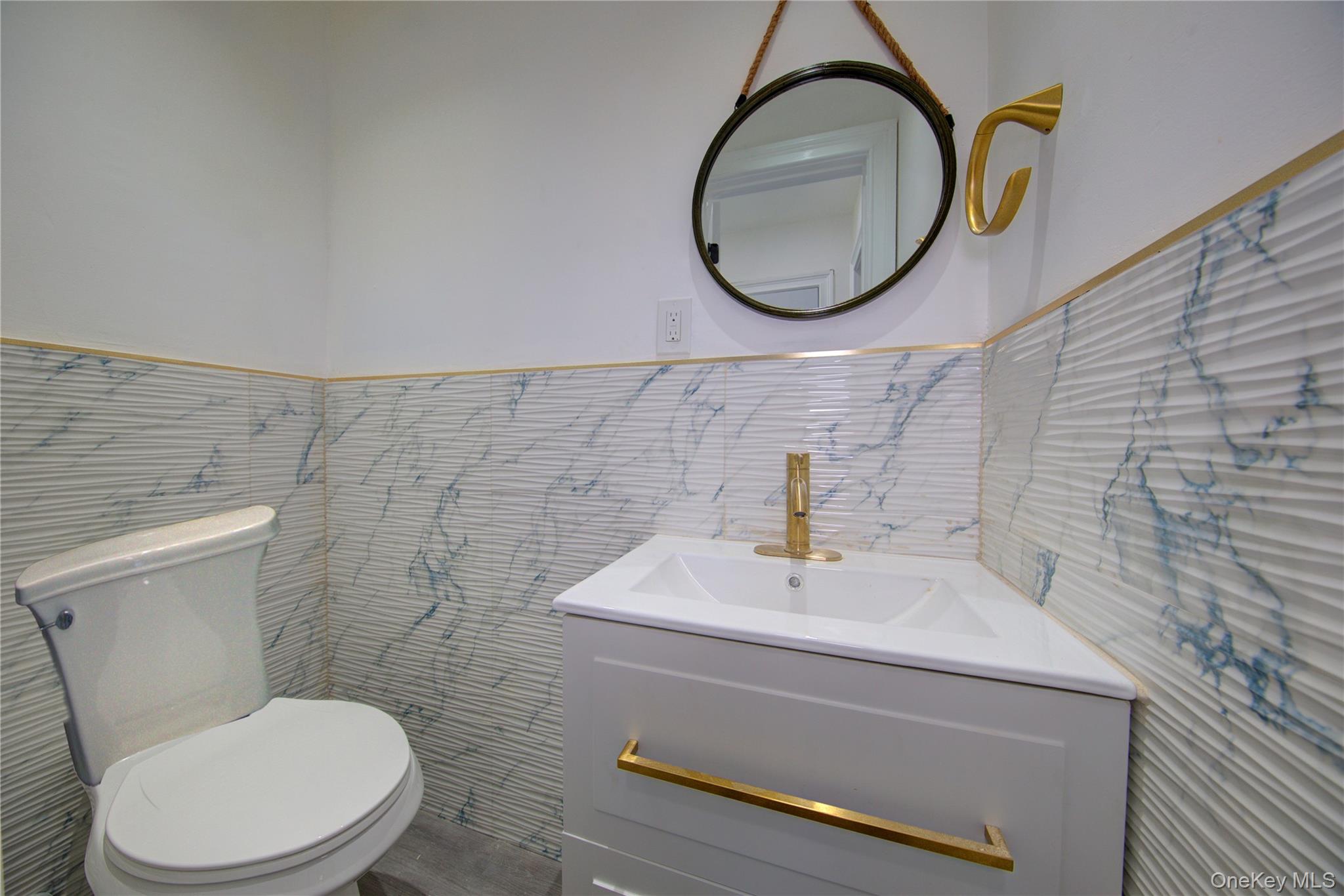 16 Roosevelt Avenue 14 Hicksville Hicksville, NY 11801