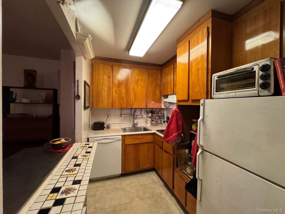 52-40 39th Avenue 4-U Woodside Woodside, NY 11377