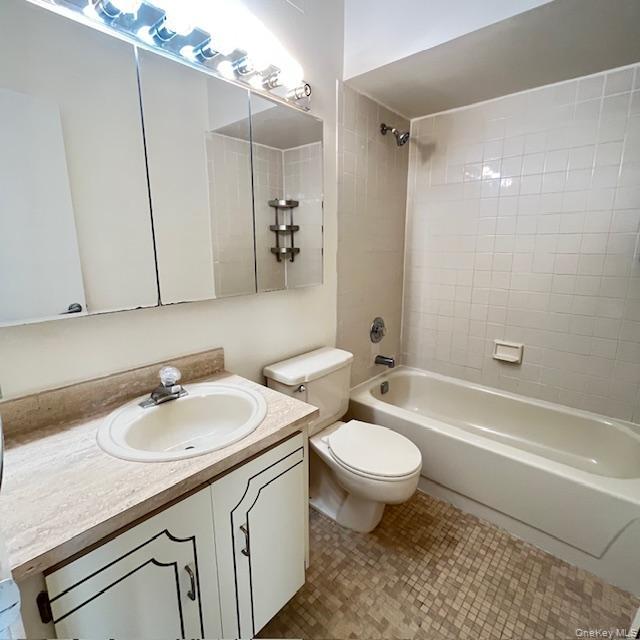 66-07 242nd Street 13-E Douglaston Douglaston, NY 11362