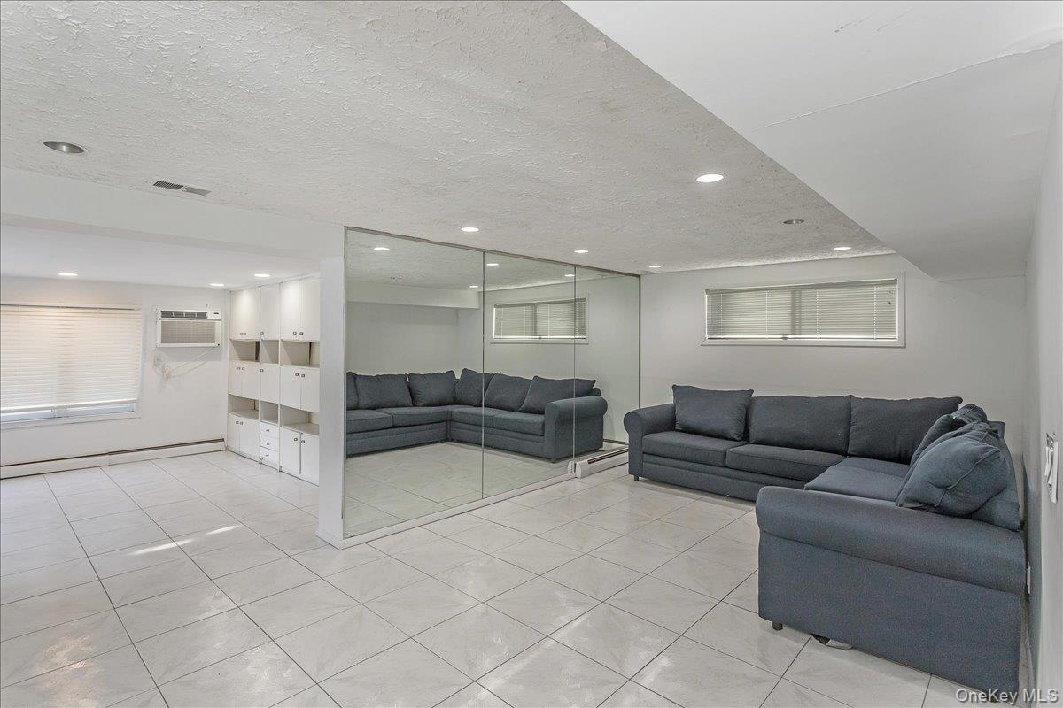 93 Searingtown Road Albertson Albertson, NY 11507