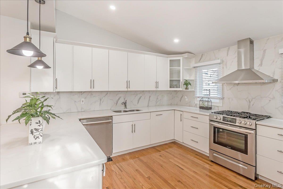 93 Searingtown Road Albertson Albertson, NY 11507