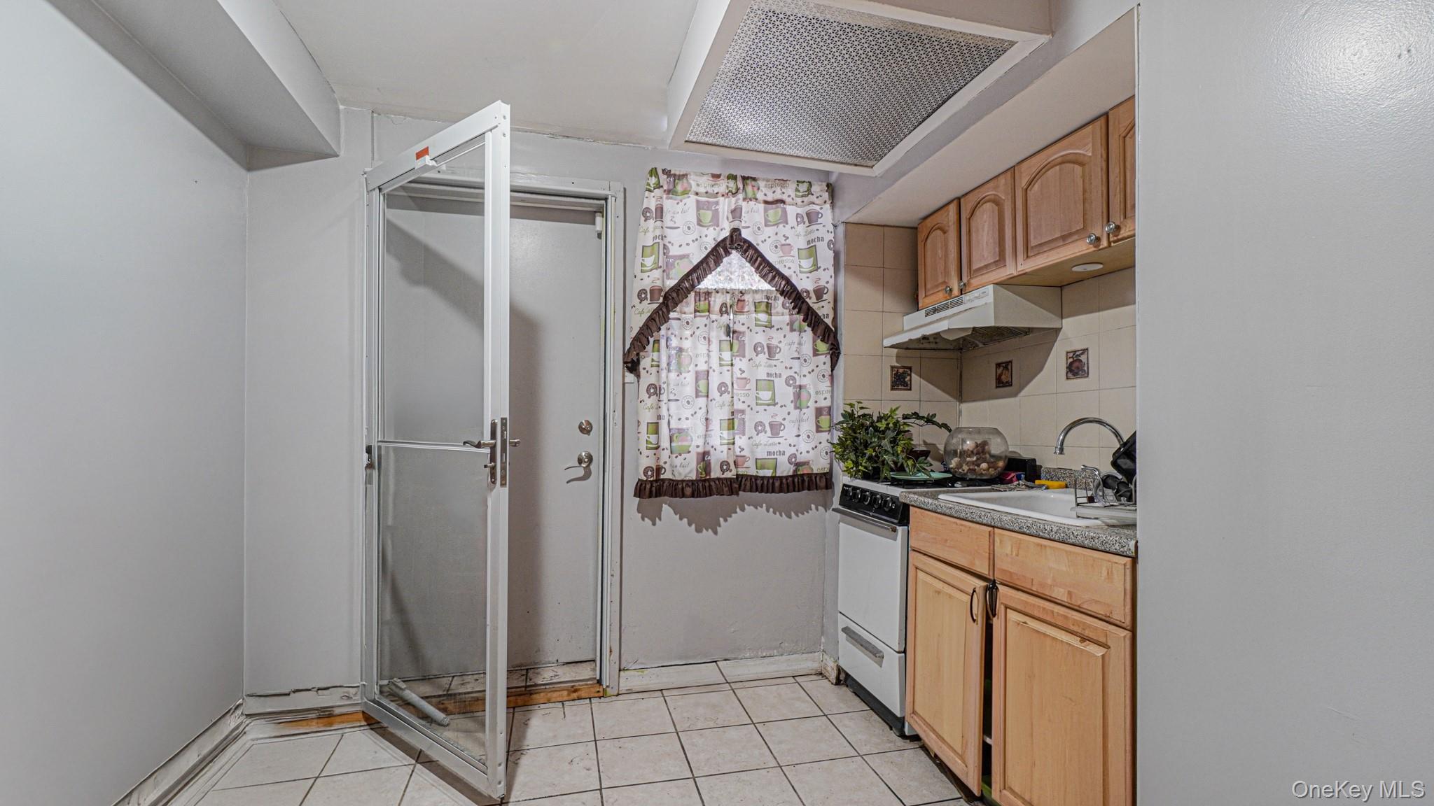 2521 Yates Avenue Bronx, NY 10469