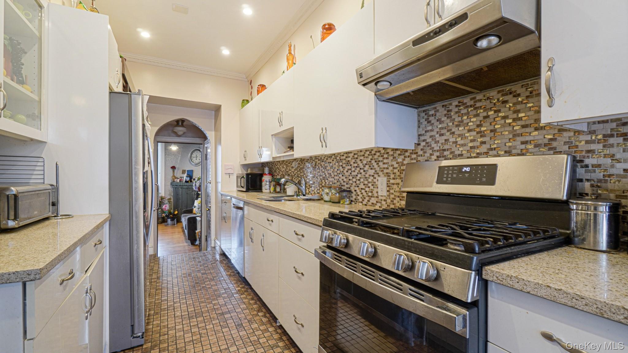 2521 Yates Avenue Bronx, NY 10469