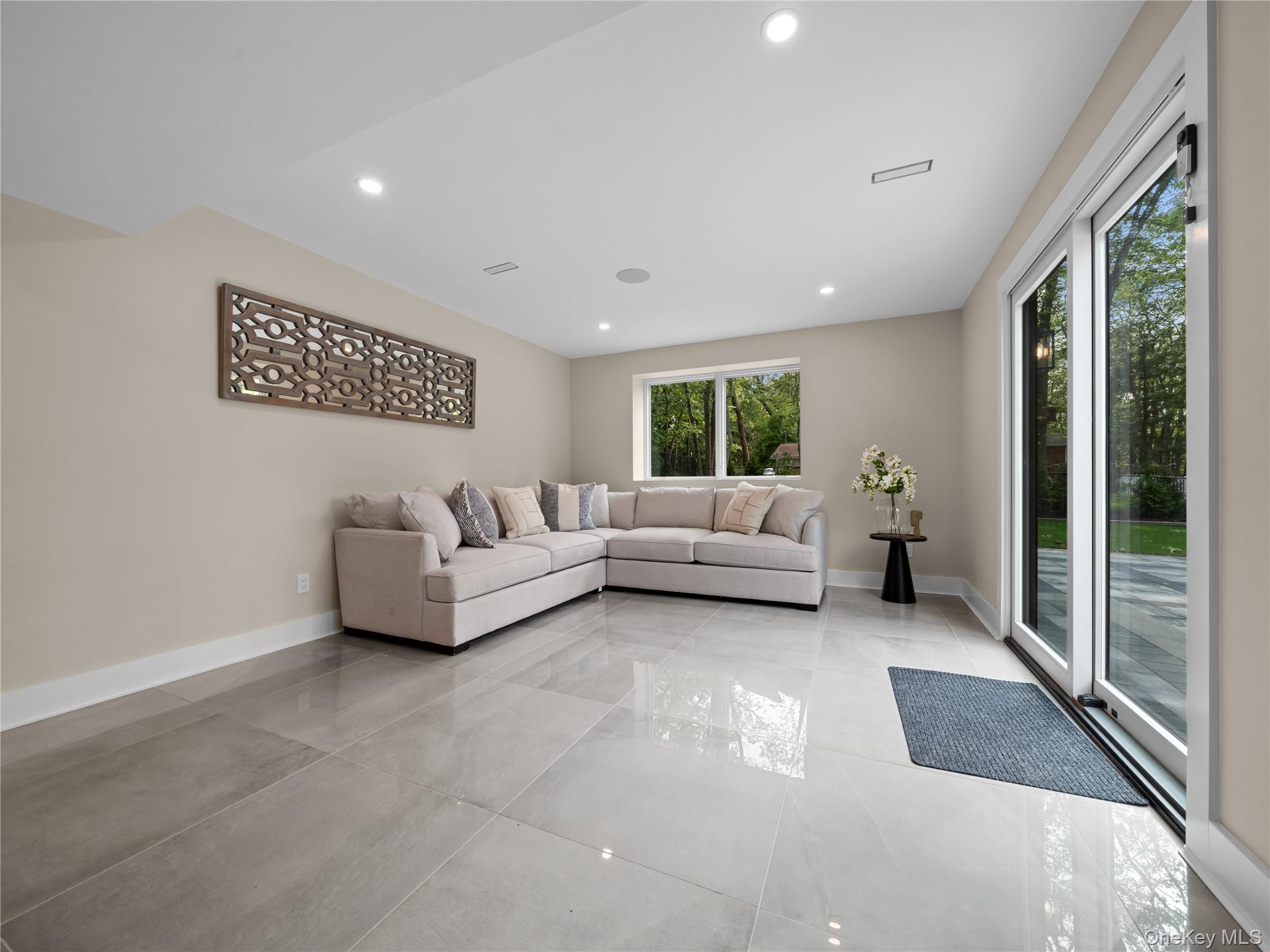 5 N Hills Road East Norwich East Norwich NY 11732