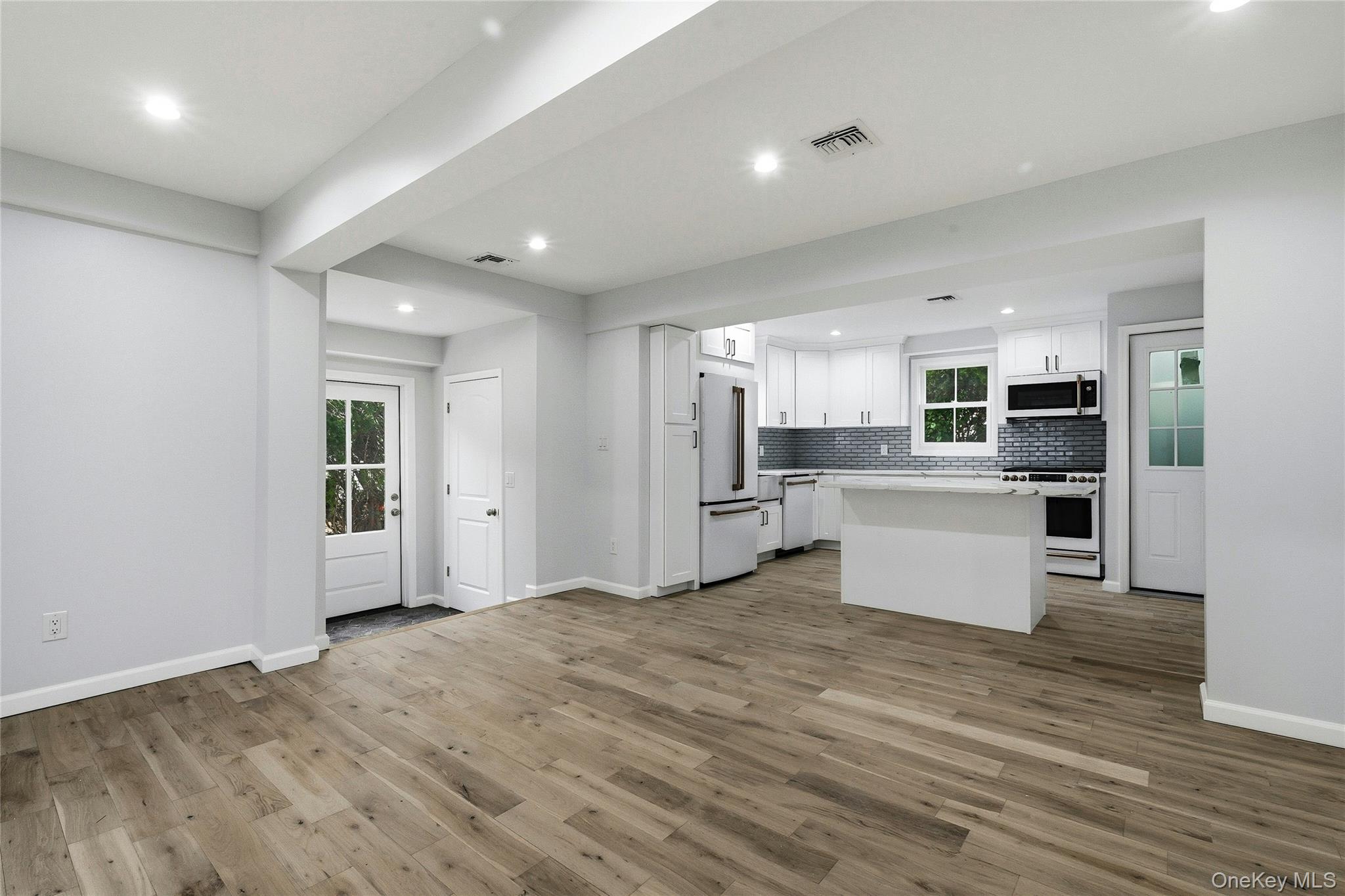 17 Tatterson Street Roslyn Roslyn, NY 11576