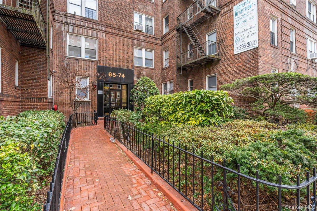 65-74 Saunders Street, Apt 6-J, Rego Park, NY 11374