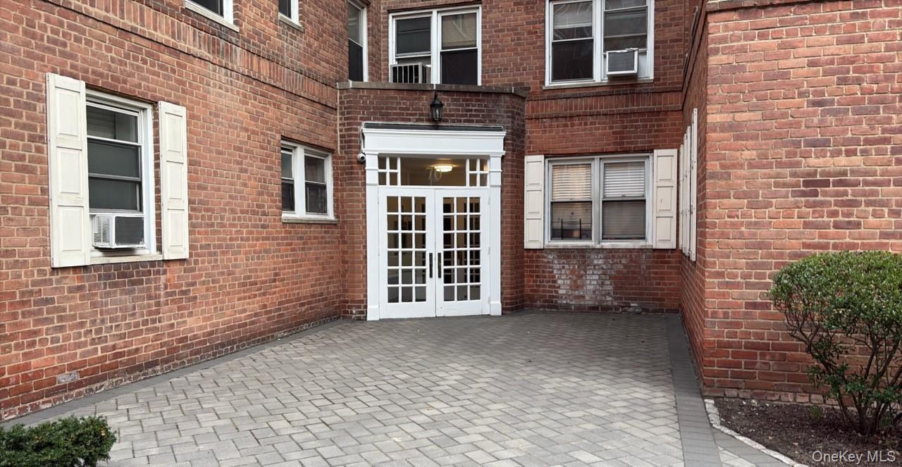 70 Locust Avenue, Apt B114, New Rochelle, NY 10801
