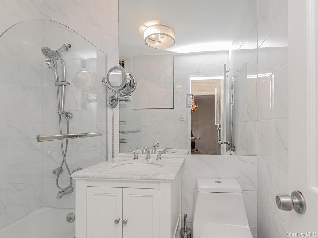 3935 Blackstone Avenue 8-A Bronx, NY 10471