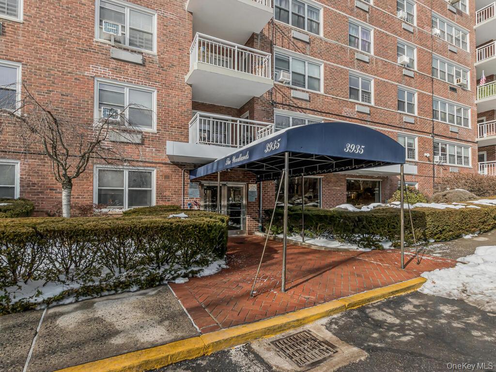 3935 Blackstone Avenue 8-A Bronx, NY 10471