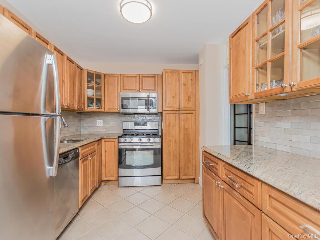 3935 Blackstone Avenue 8-A Bronx, NY 10471