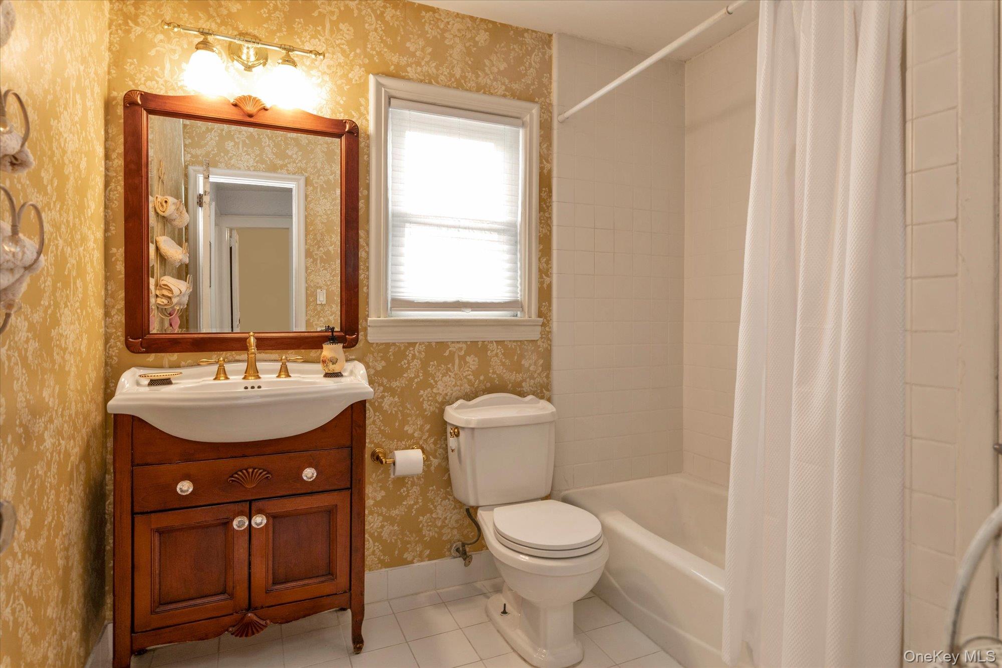 13 Everett Street Lynbrook Lynbrook, NY 11563