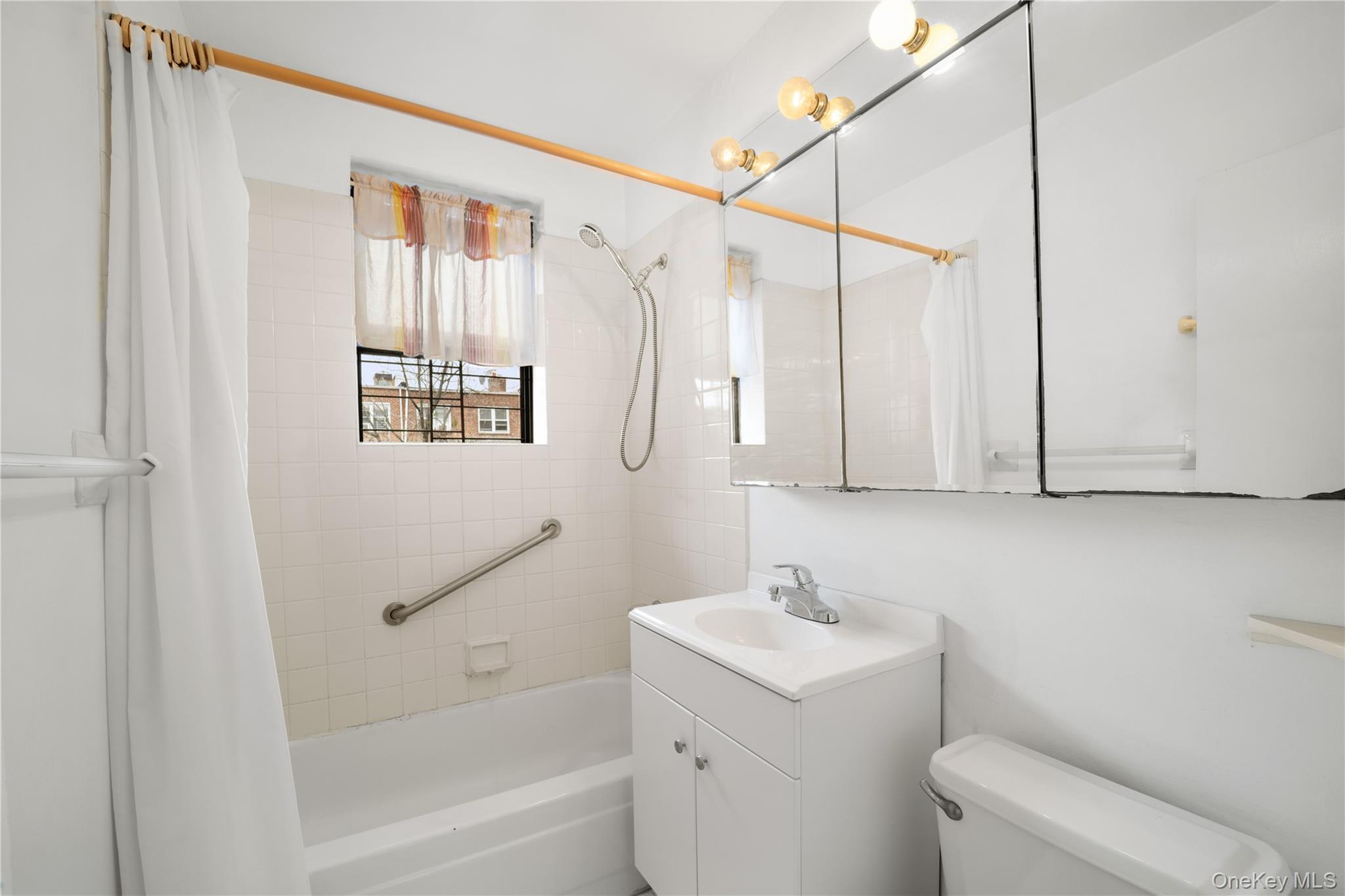 215-12 47th 2D-12 Bayside Bayside, NY 11361