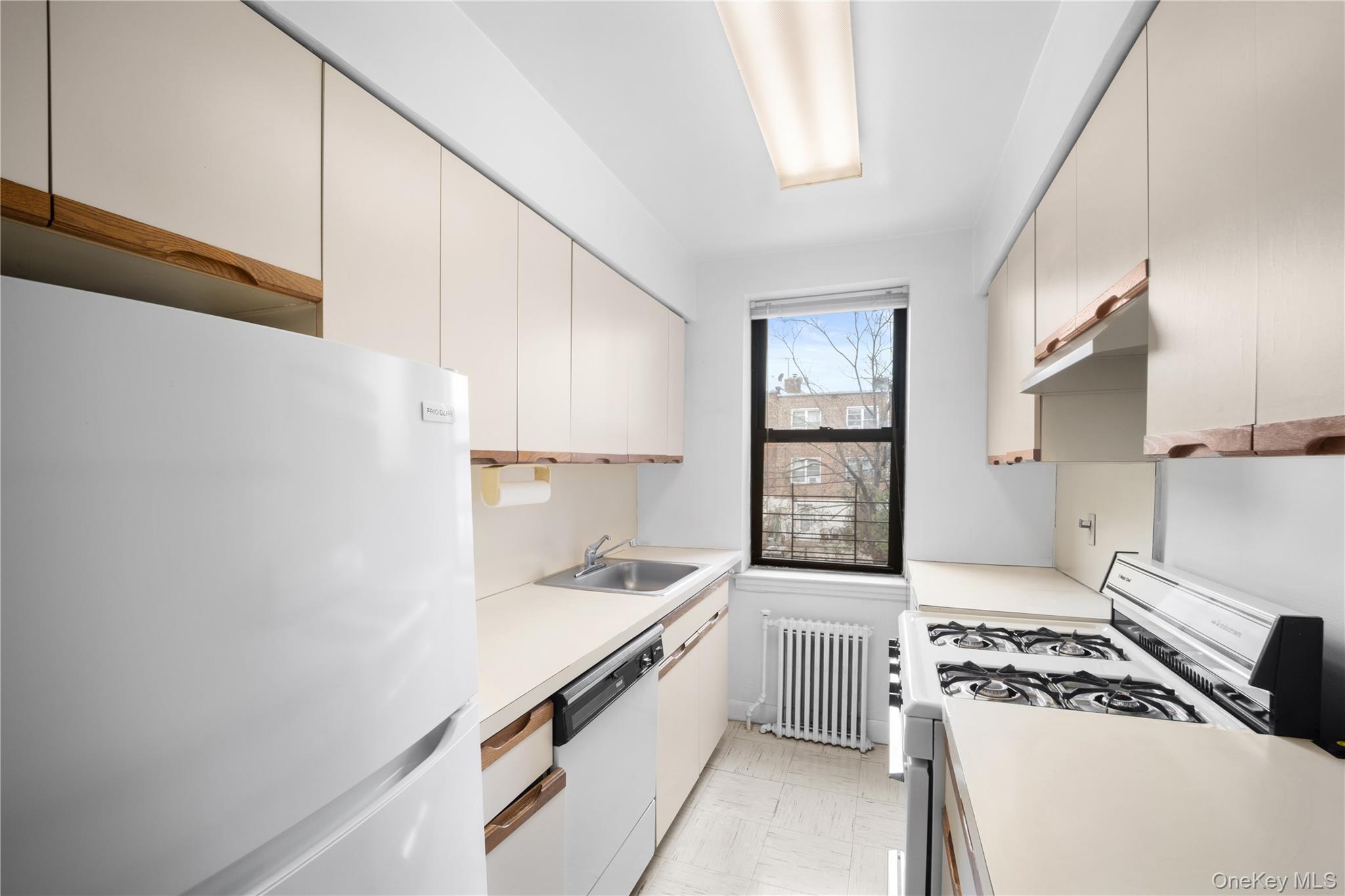 215-12 47th 2D-12 Bayside Bayside, NY 11361