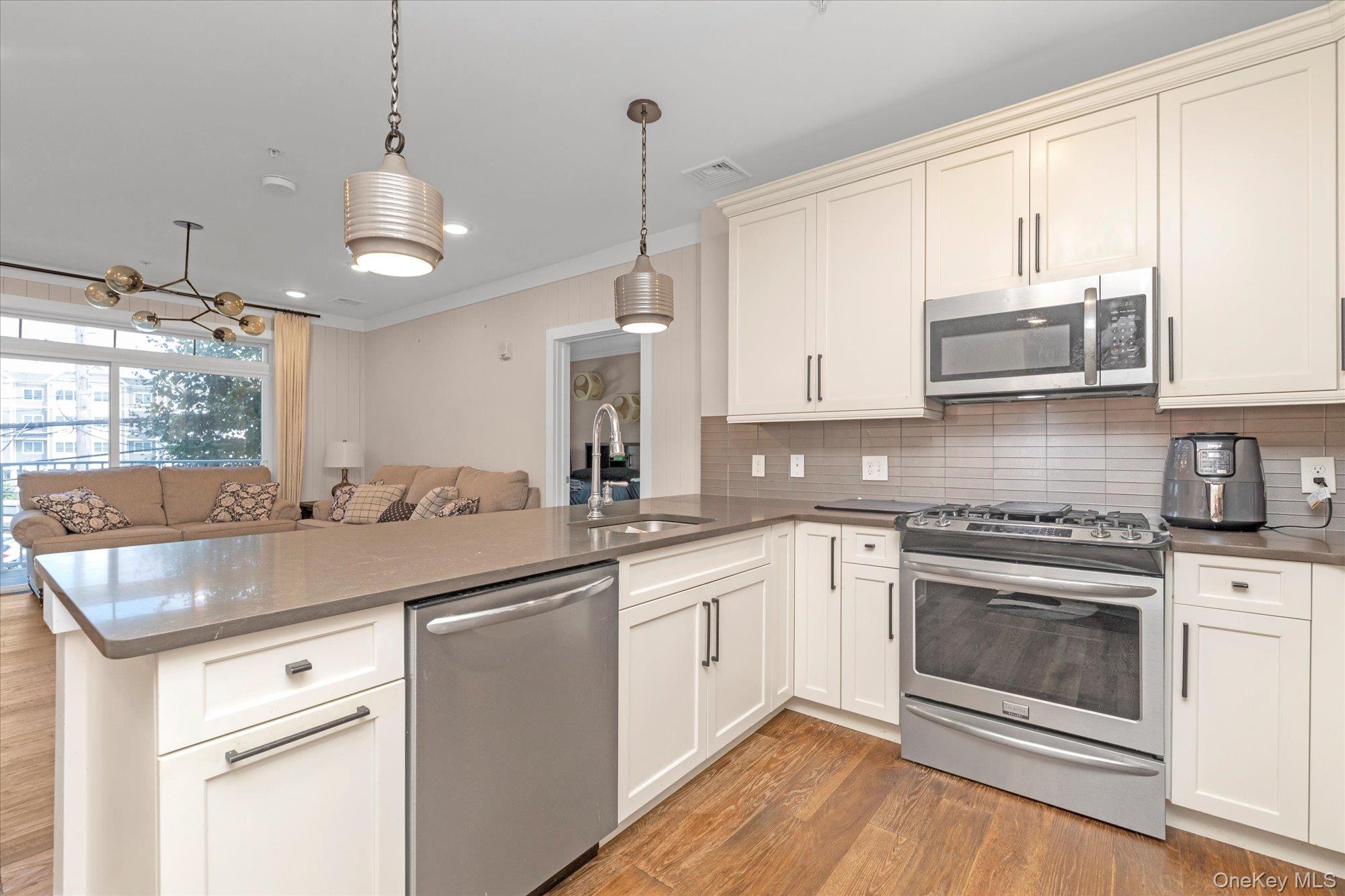 214 Marina Pointe Drive 214 East Rockaway, NY 11518