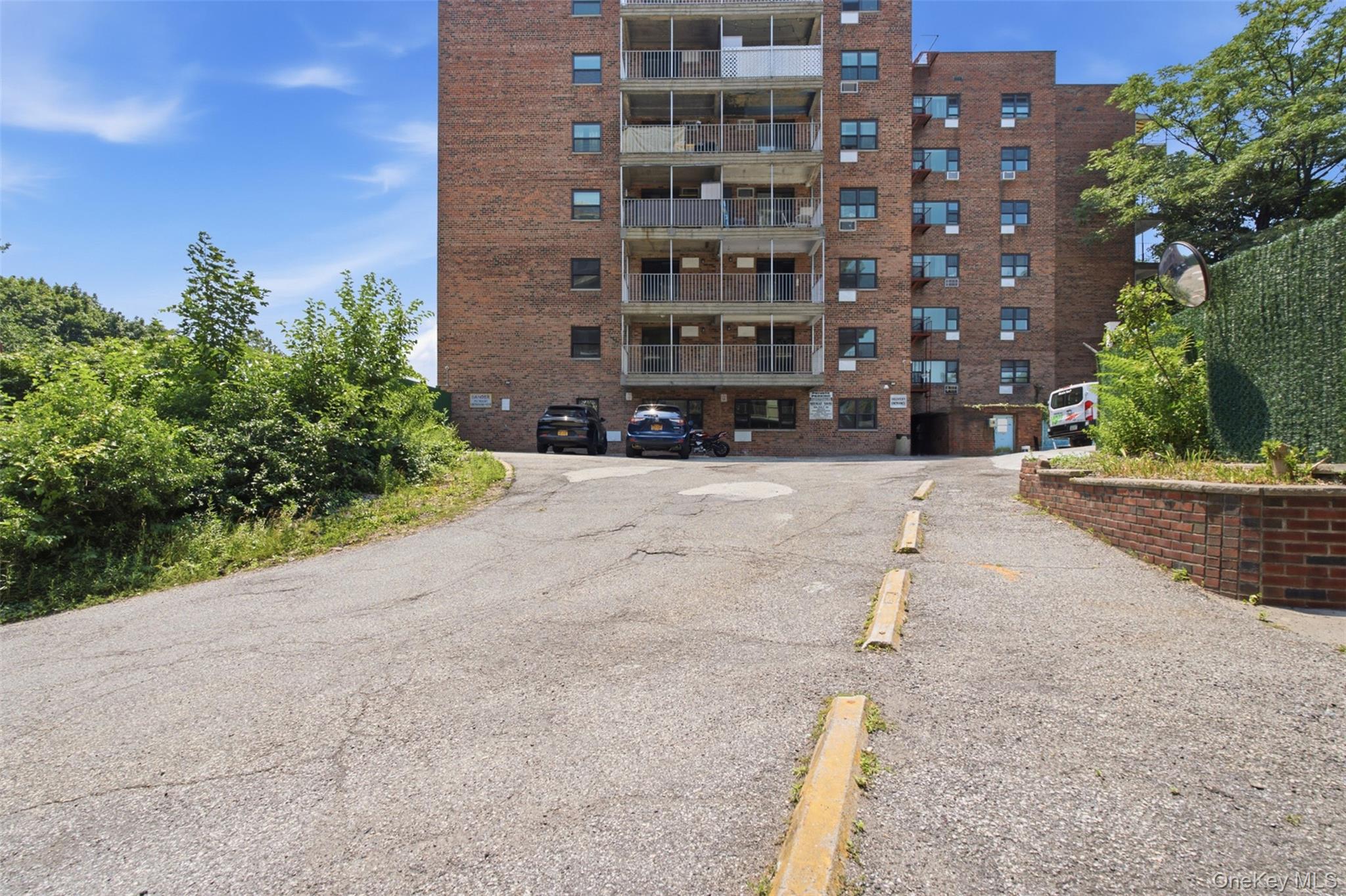671 Bronx River Road, Apt 2-N, Yonkers, NY 10704
