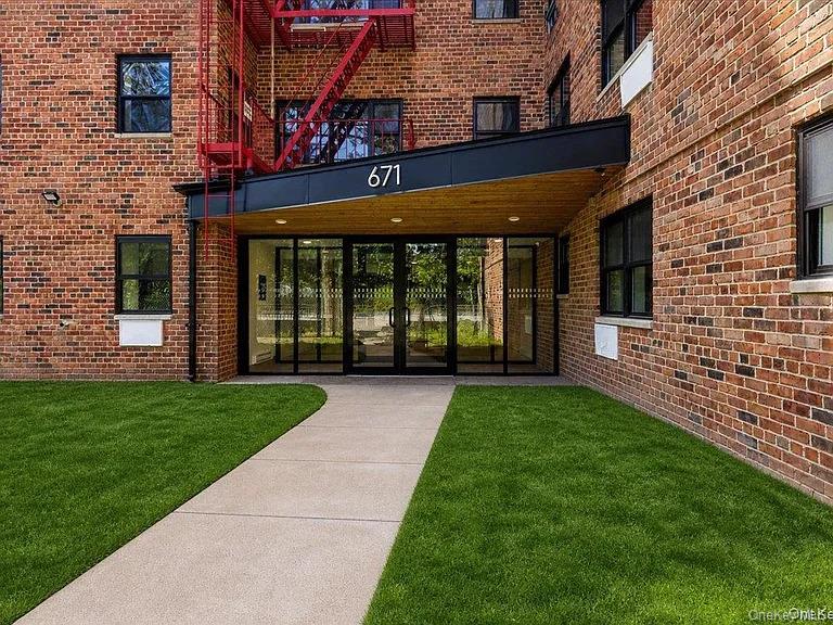 671 Bronx River Road, Apt LG, Yonkers, NY 10704