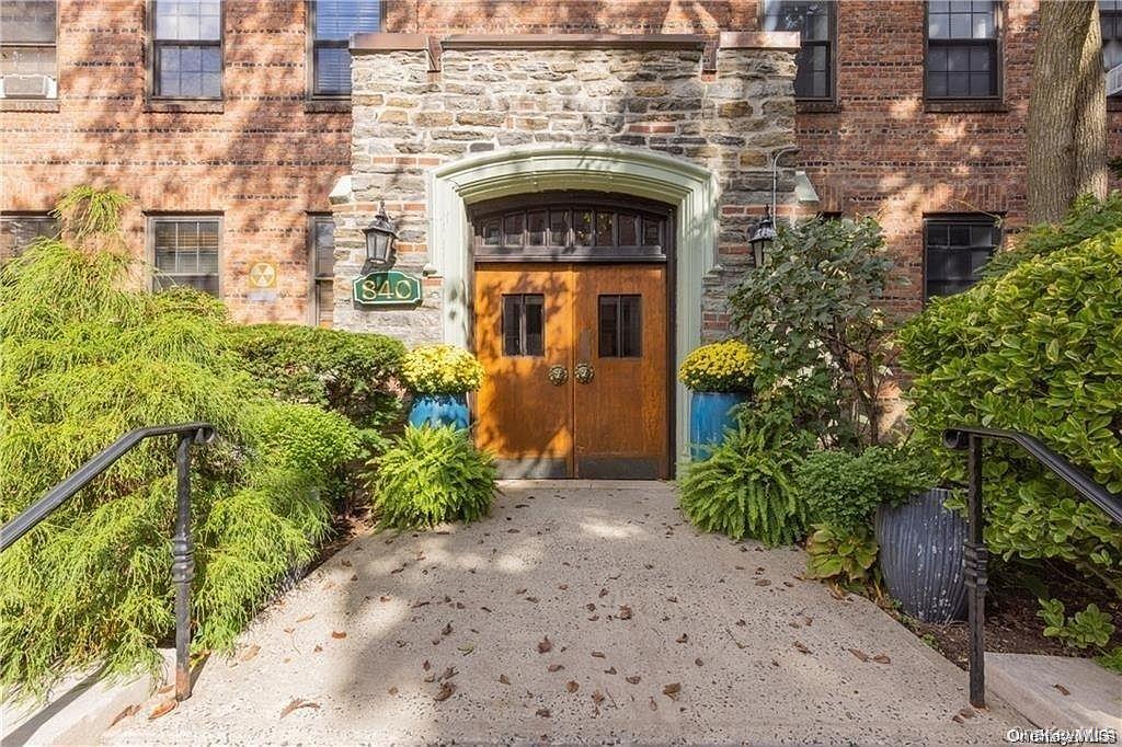 840 Bronx River Road, Apt 3-B, Yonkers, NY 10701