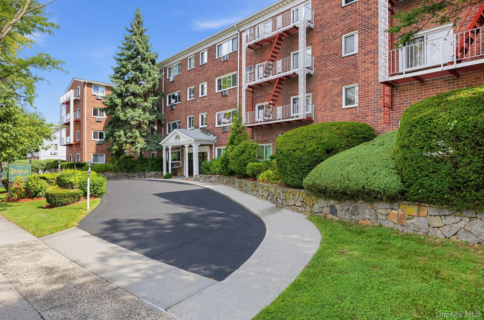 828 Pelhamdale Avenue, Apt 4-L, New Rochelle, NY 10801