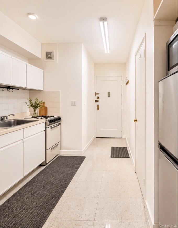 14445 Sanford Avenue, Apt 6, Flushing, NY 11355