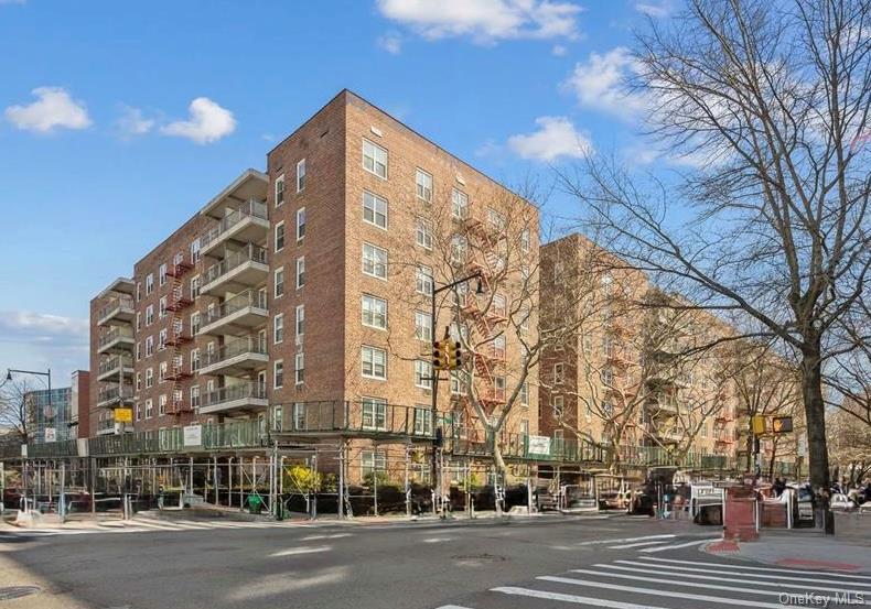 142-05 Roosevelt Avenue, Apt 517, Flushing, NY 11354