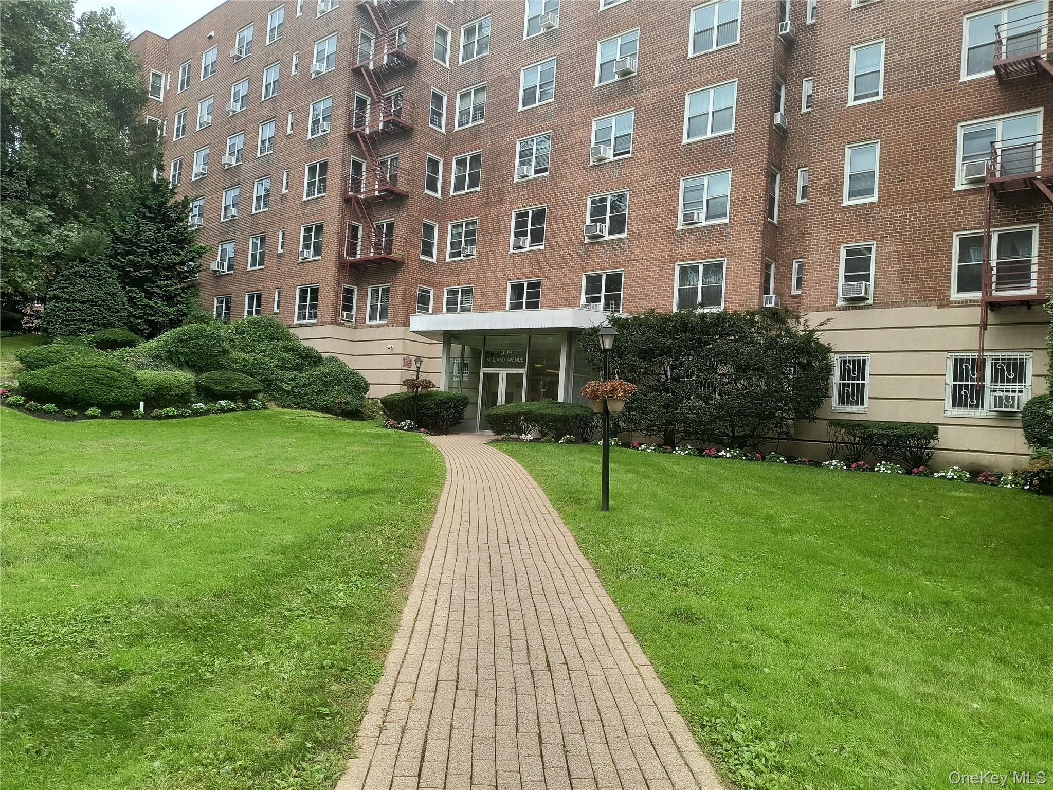1304 Midland Avenue, Apt B41, Yonkers, NY 10704