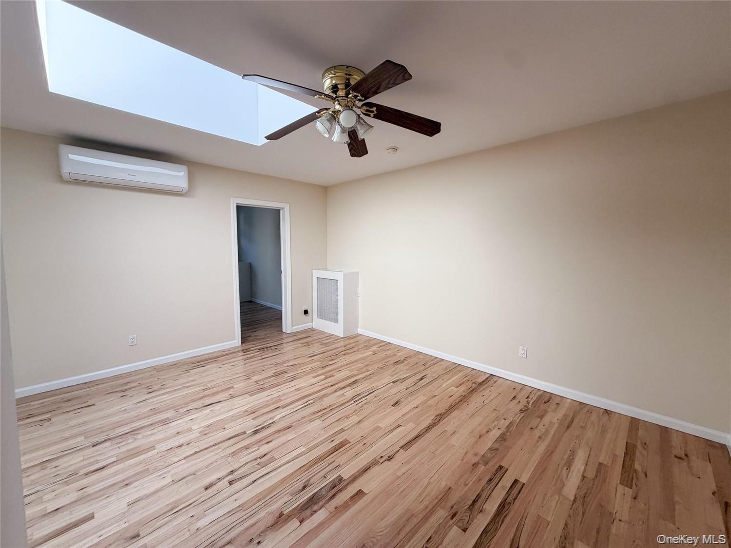 32-32 60th Street, photo 2
